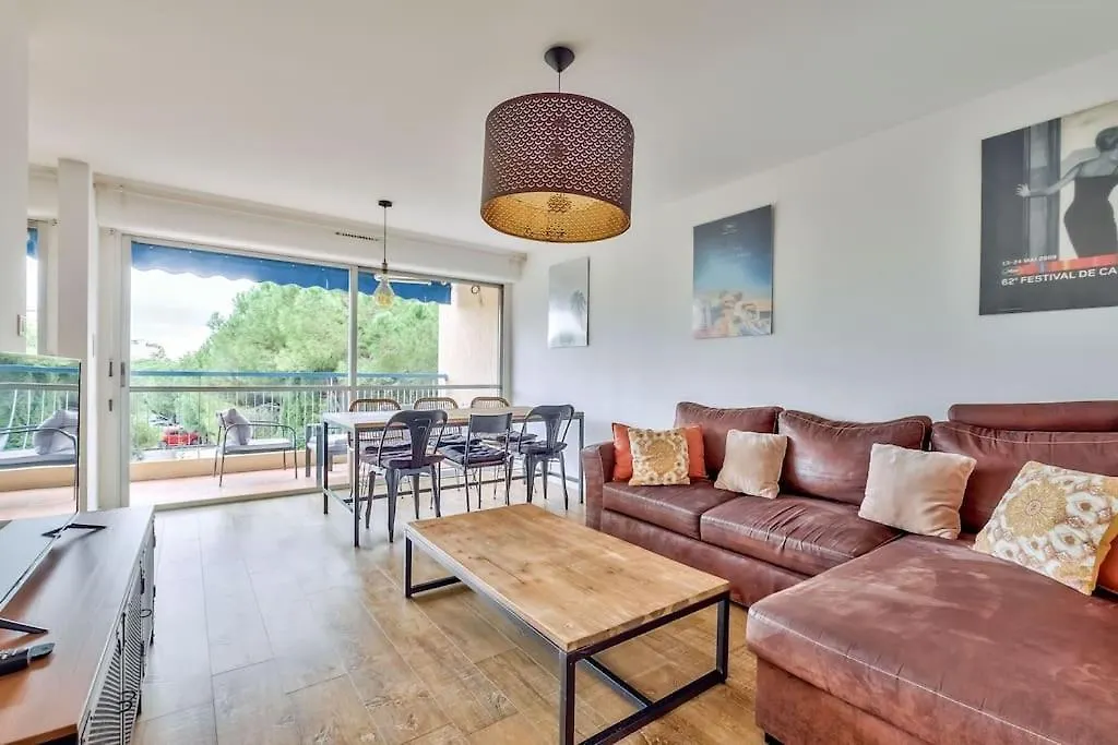 Επικοινωνία με το Lovely 2Br Flat With Terrace And Parking Near The Beach